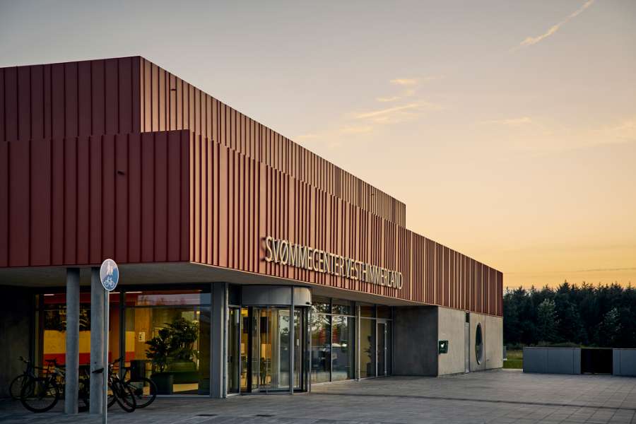 Schwimmträume entstehen hinter Stahlprofilen in Vesthimmerland, Svømmecenter Vesthimmerland, Løgstørvej 59, 9600 Aars, Dänemark